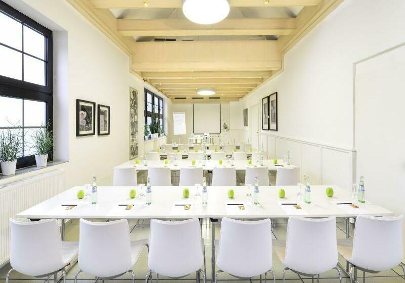 Airport Hotel By The New Yorker