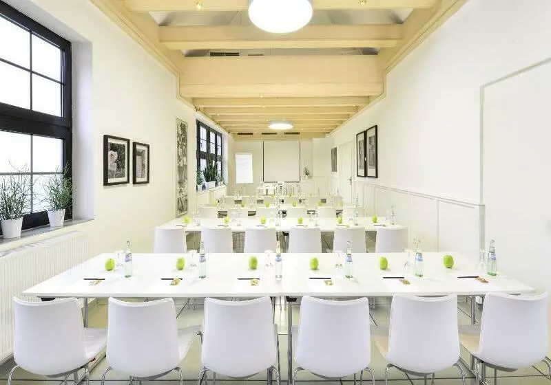 Airport Hotel By The New Yorker