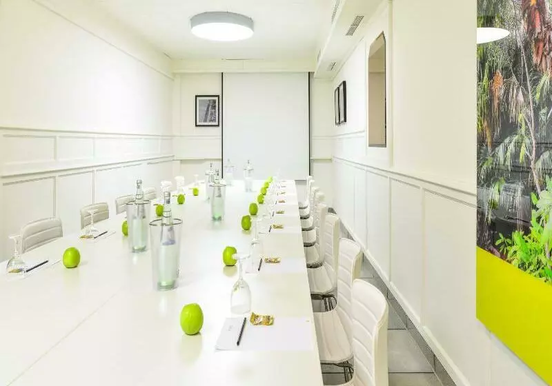 Airport Hotel By The New Yorker