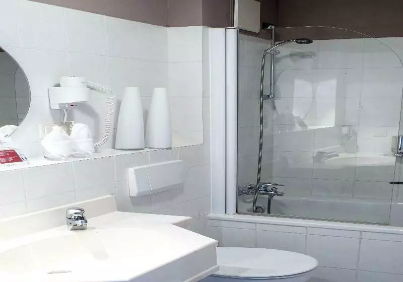 Airport Hotel By The New Yorker