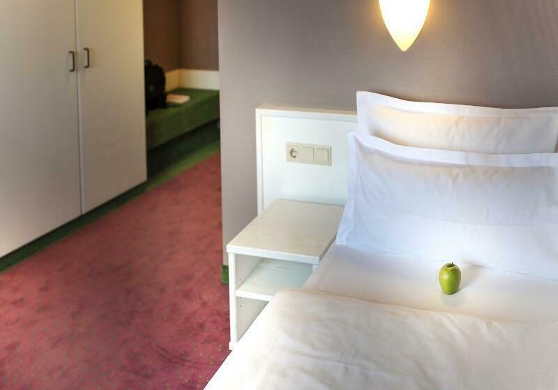 Airport Hotel By The New Yorker