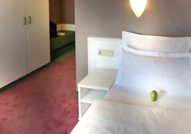 Airport Hotel By The New Yorker