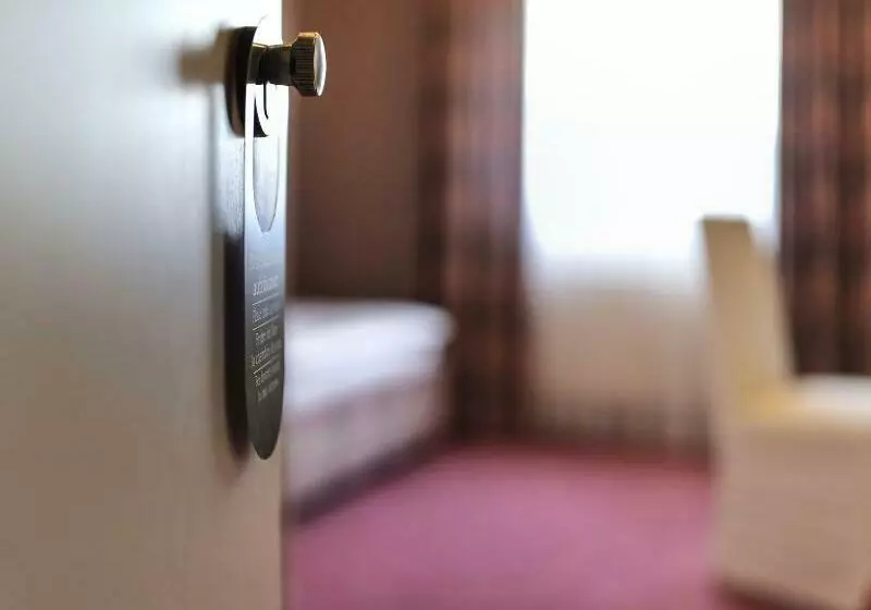 Airport Hotel By The New Yorker