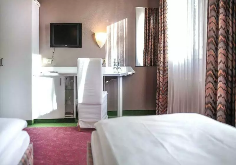 Airport Hotel By The New Yorker