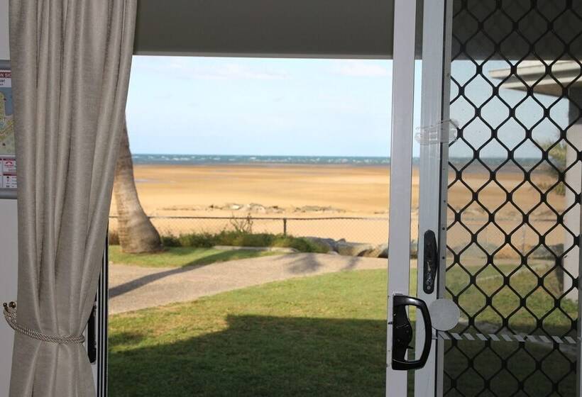 Отель Illawong Beach Resort