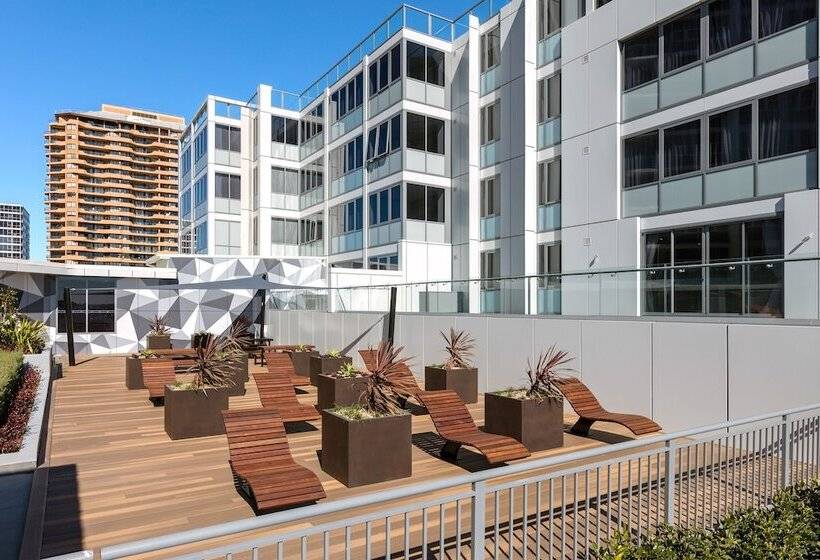 Отель Meriton Suites Bondi Junction