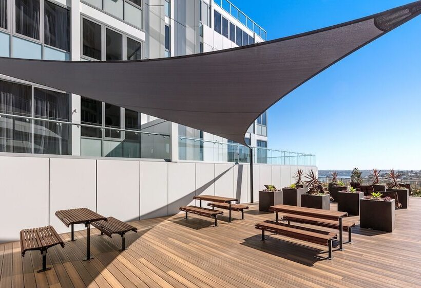 Отель Meriton Suites Bondi Junction