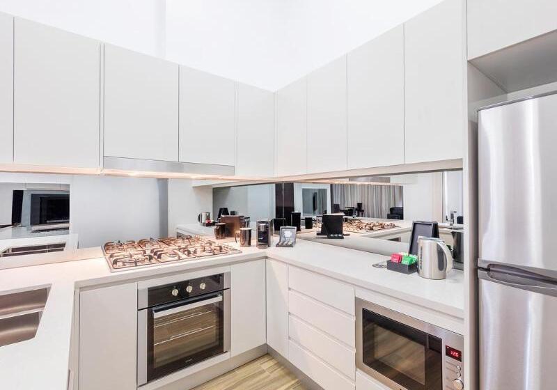 Отель Meriton Suites Bondi Junction