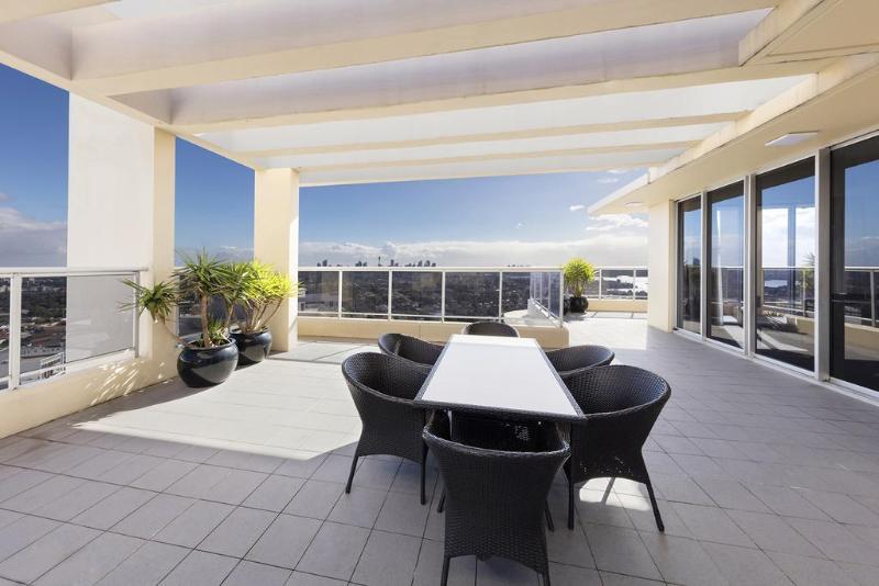 Отель Meriton Suites Bondi Junction