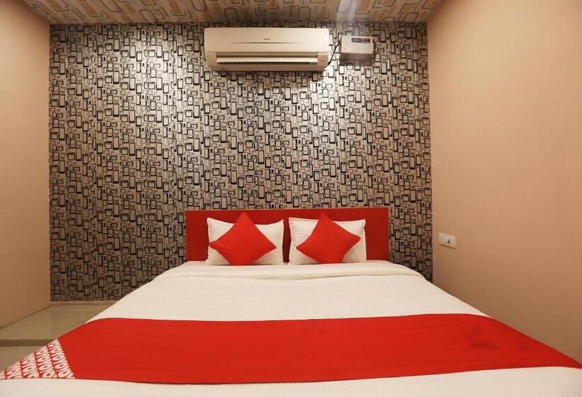 هتل Oyo 42640 Day Night Resort