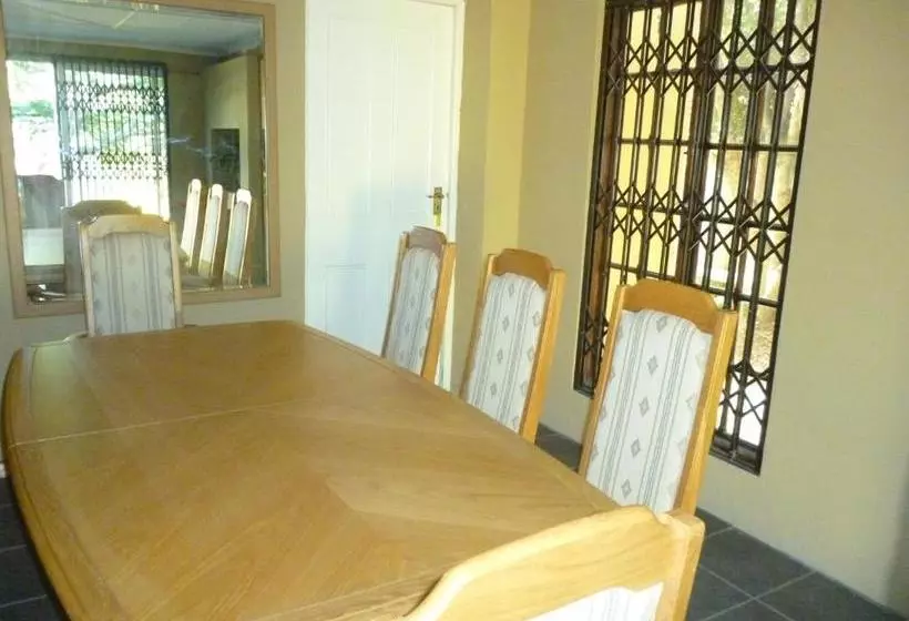 تختخواب و صبحانه Royal Guest House