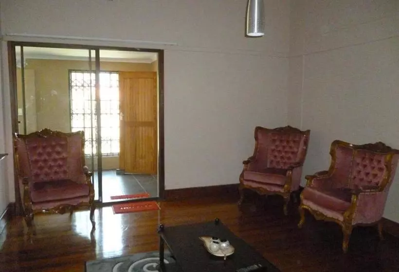 تختخواب و صبحانه Royal Guest House