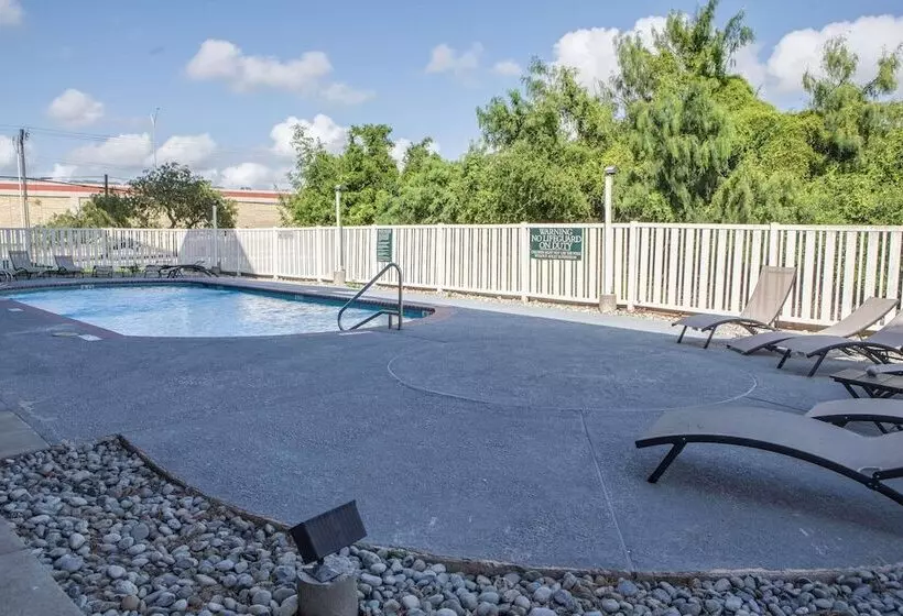 Отель Country Inn & Suites By Radisson, Harlingen, Tx