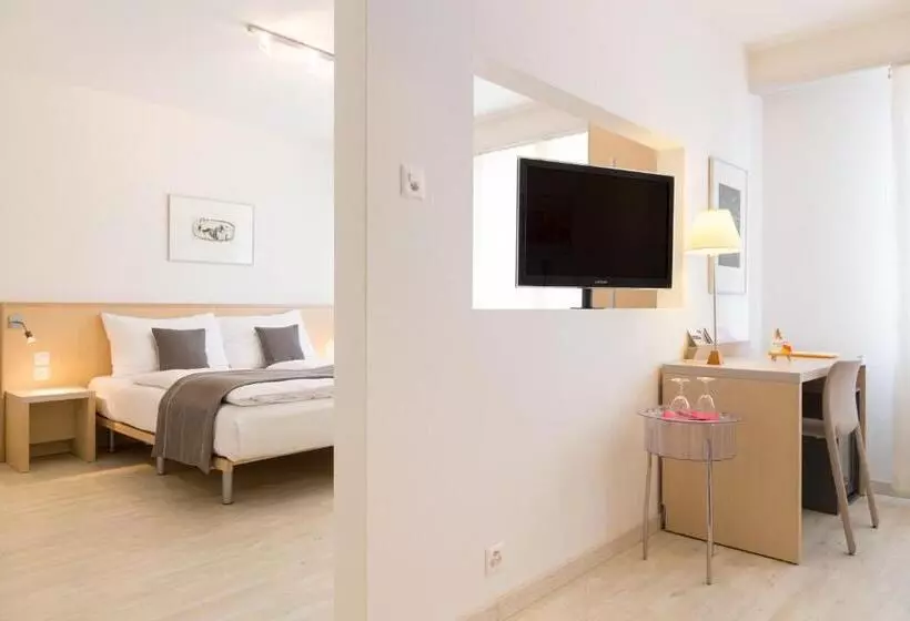 Отель Hôtel Des Arts