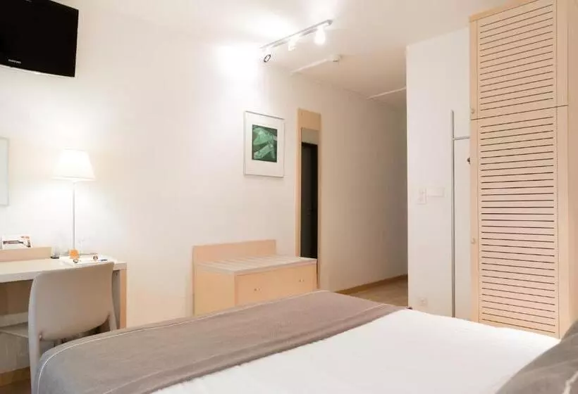 Отель Hôtel Des Arts