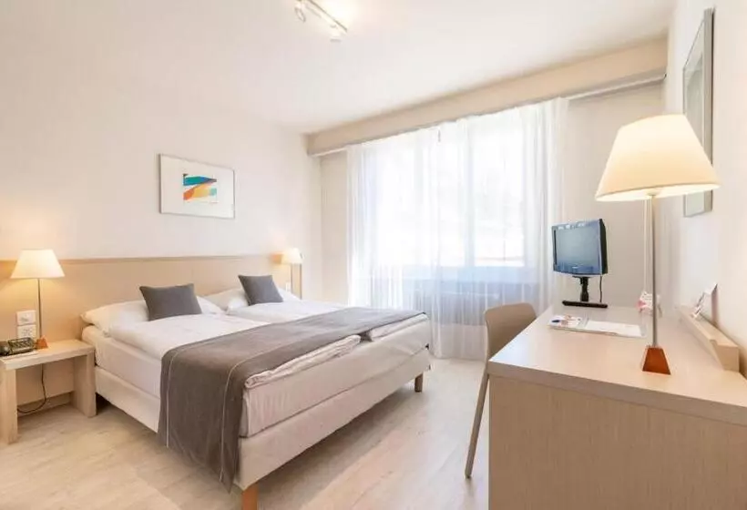 Отель Hôtel Des Arts