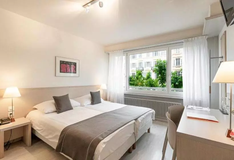 Отель Hôtel Des Arts