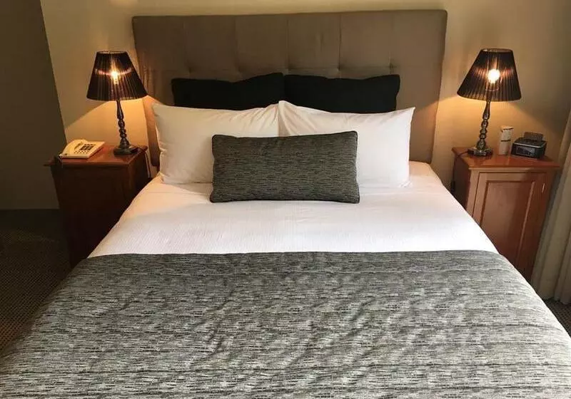 Отель The Belmore Apartments