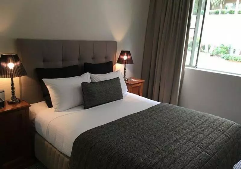 Отель The Belmore Apartments