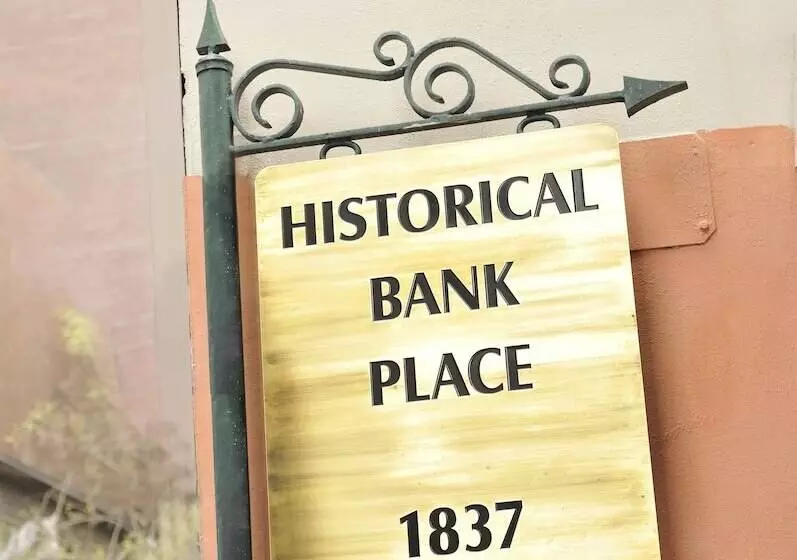 Metro Apartments On Bank Place