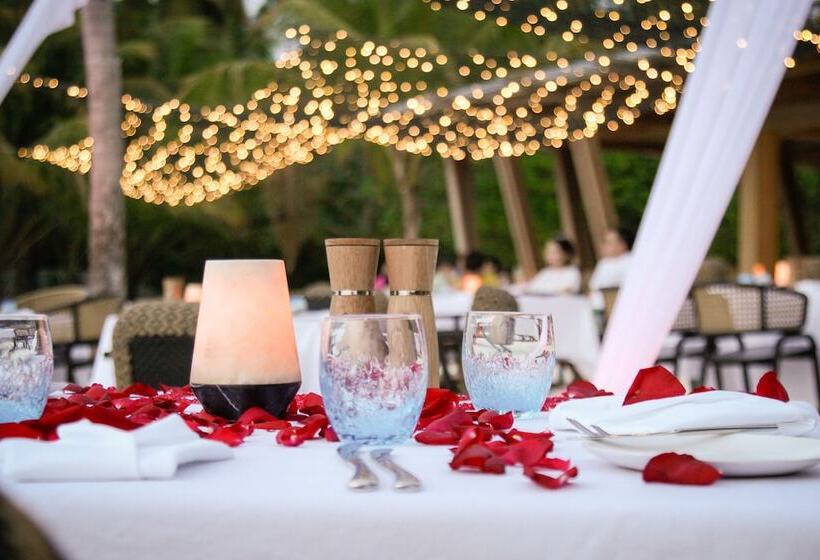 Отель Sirru Fen Fushi Private Lagoon Resort