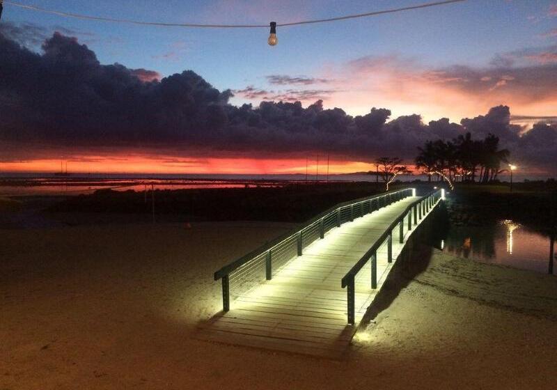 בית מלון כפרי First Landing Beach Resort & Villas