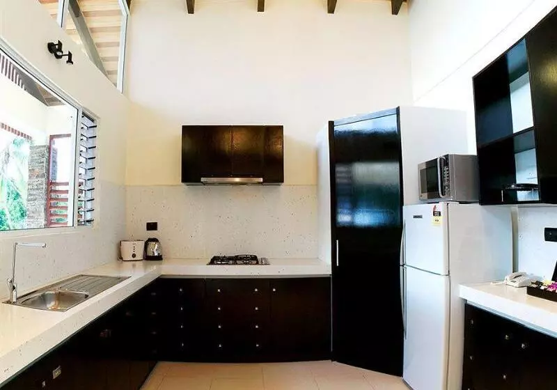 فندق First Landing Beach Resort & Villas