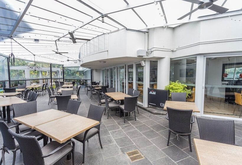 Отель Sovereign On The Gold Coast