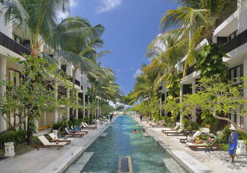 Отель The Oasis Beach Benoa