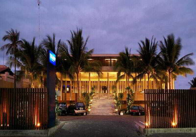 Отель The Oasis Beach Benoa