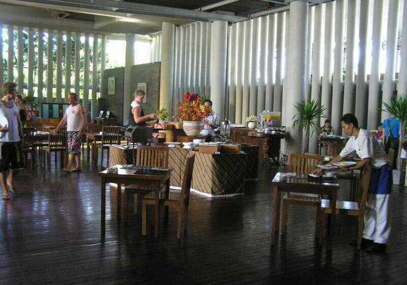 Отель The Oasis Beach Benoa