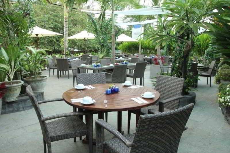 Отель The Oasis Beach Benoa