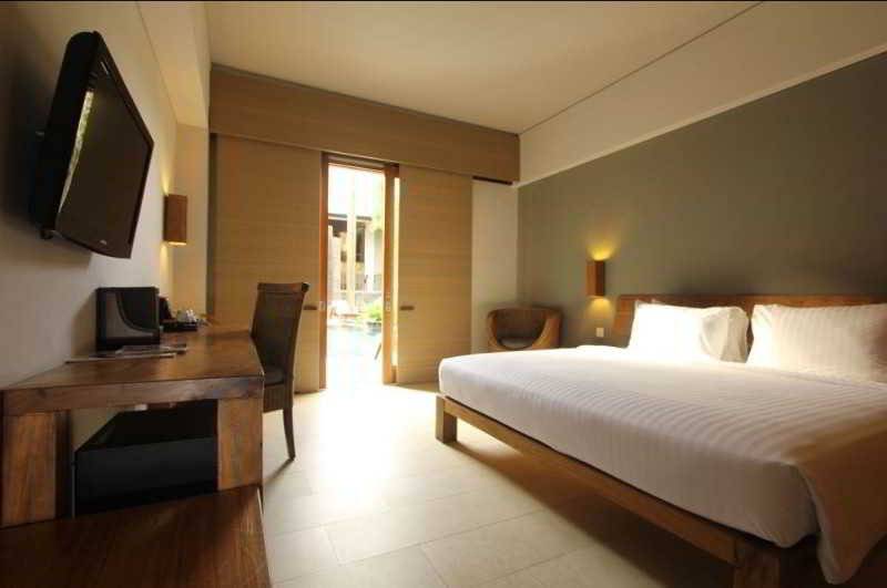 Отель The Oasis Beach Benoa