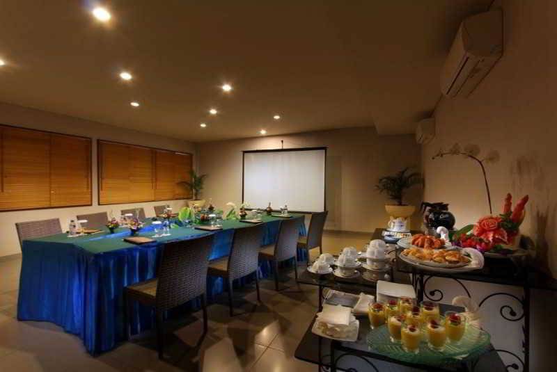 Отель The Oasis Beach Benoa