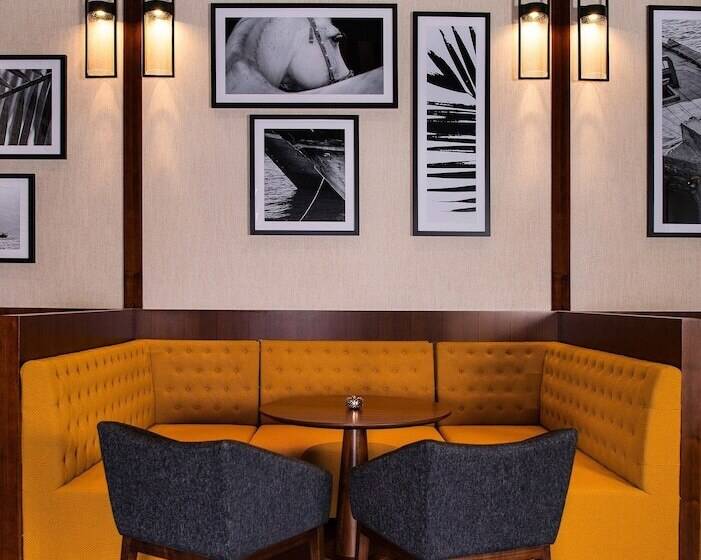 Hotel Al Jaddaf Rotana Suite