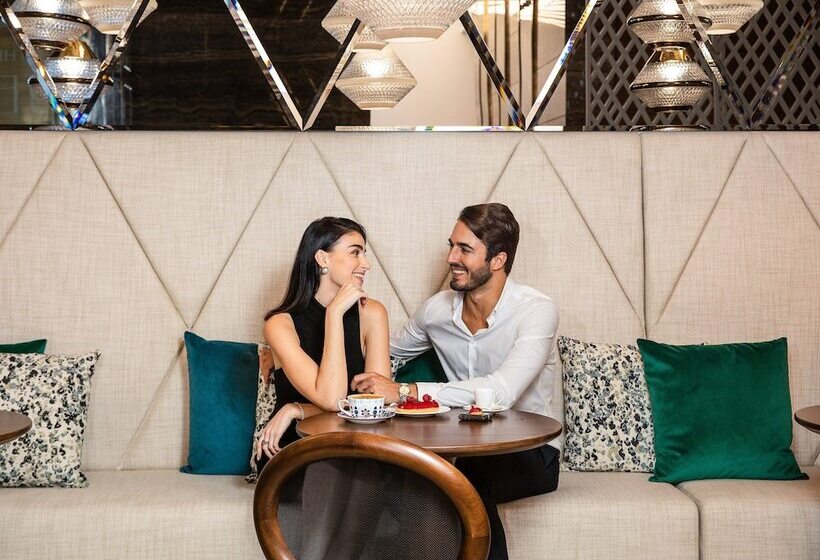 Hotel Al Jaddaf Rotana Suite