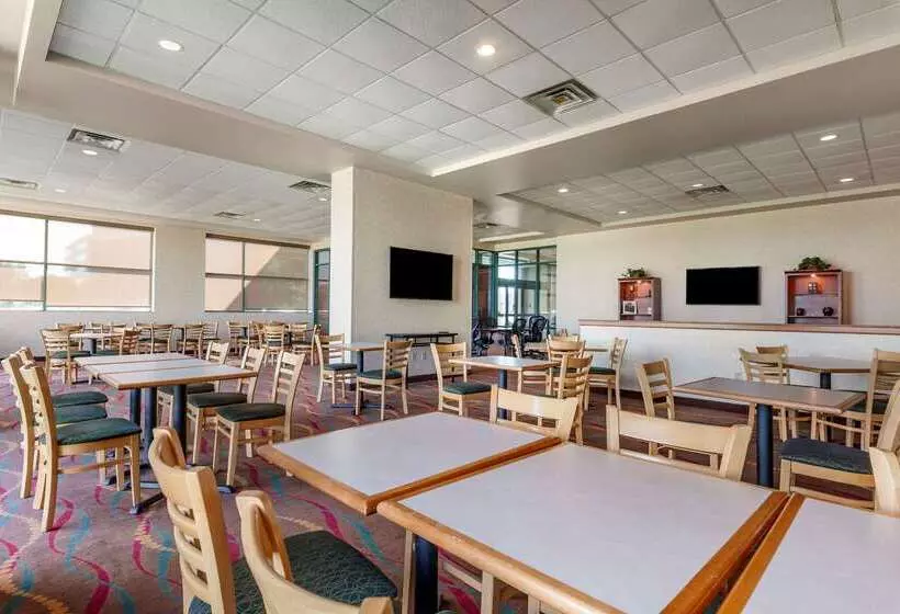 هتل Clarion Suites At The Alliant Energy Center