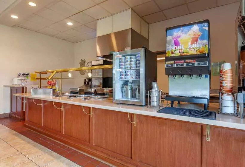 هتل Clarion Suites At The Alliant Energy Center