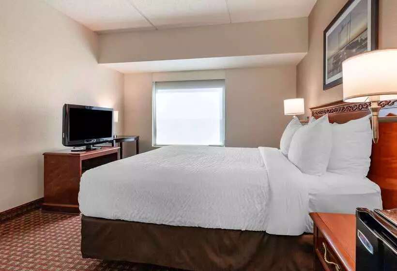هتل Clarion Suites At The Alliant Energy Center