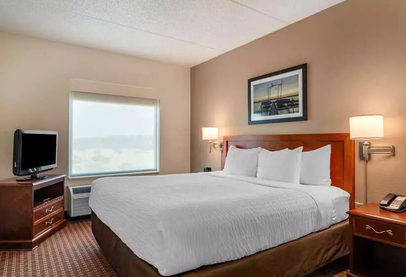 هتل Clarion Suites At The Alliant Energy Center
