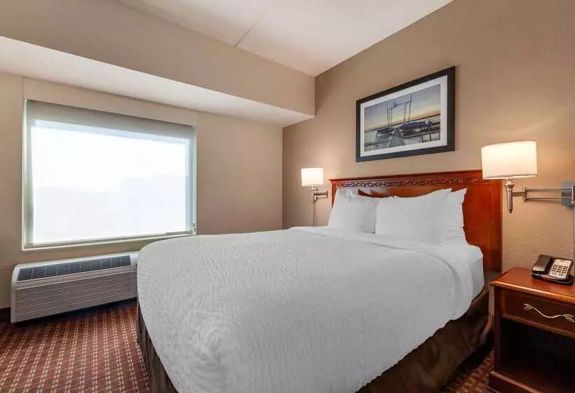هتل Clarion Suites At The Alliant Energy Center