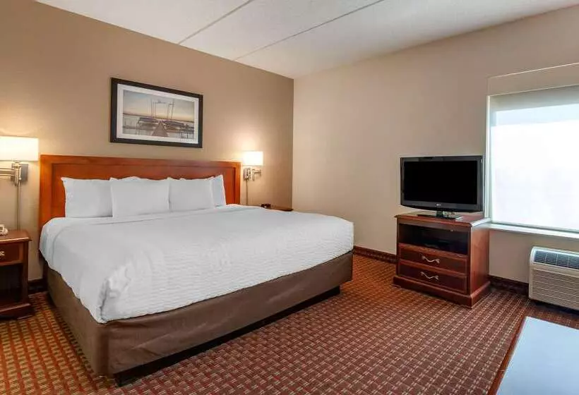 هتل Clarion Suites At The Alliant Energy Center