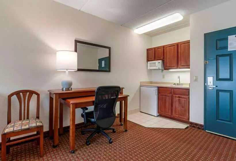 هتل Clarion Suites At The Alliant Energy Center