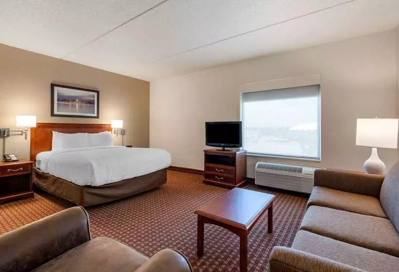 هتل Clarion Suites At The Alliant Energy Center