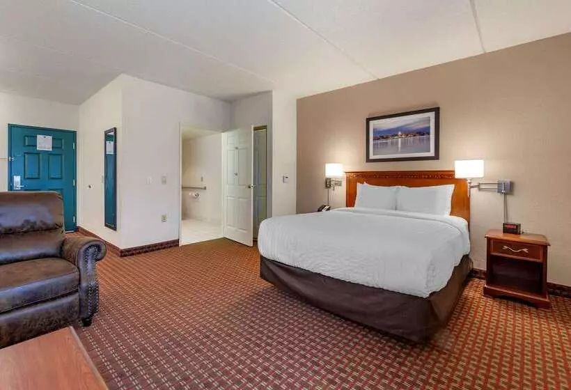 هتل Clarion Suites At The Alliant Energy Center