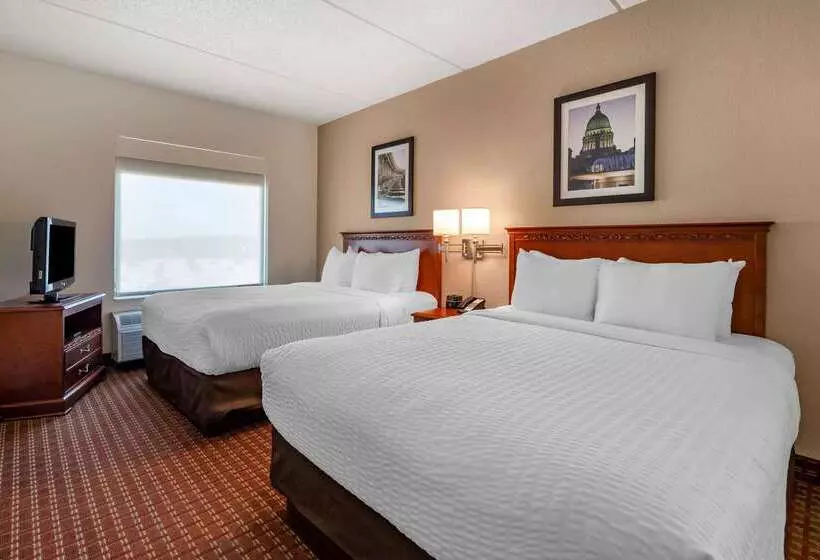 هتل Clarion Suites At The Alliant Energy Center