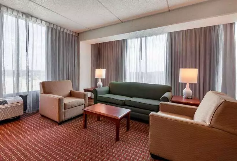 هتل Clarion Suites At The Alliant Energy Center