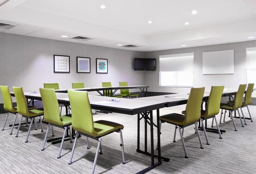 هتل Holiday Inn Express & Suites Columbus Airport East, An Ihg