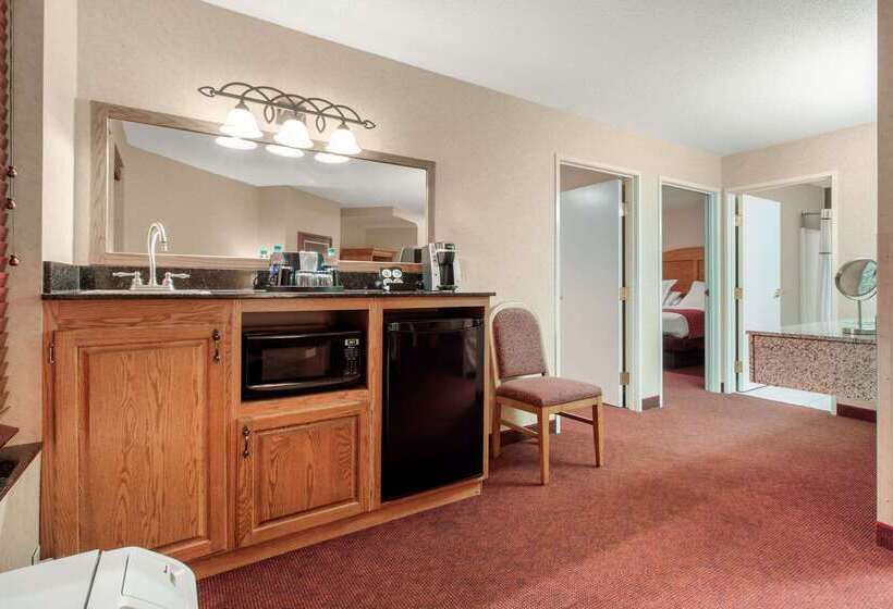 Norfolk Lodge & Suites, Ascend Hotel Collection