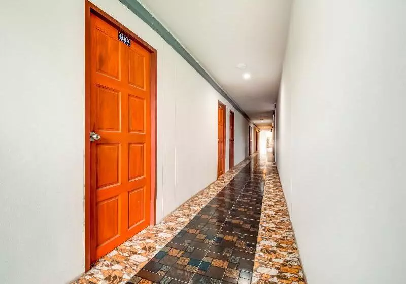 Hotelli Oyo 75337 Ponpaipan1